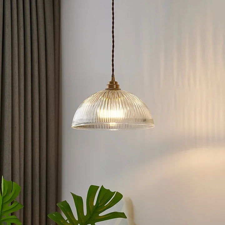 Retro-Pendelleuchte mit gerilltem Glasschirm und Messingfinish