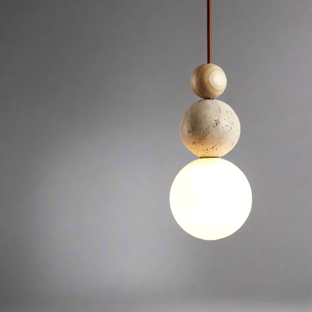 Moderne Pendelleuchte mit kugelförmigen Details