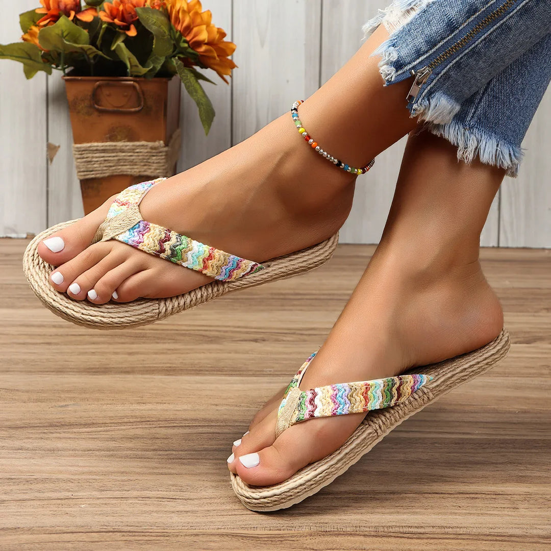Damensandalen mit bunten, geflochtenen Riemen