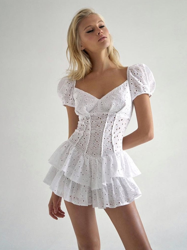 Flusskleid mit überschnittenen Schultern
