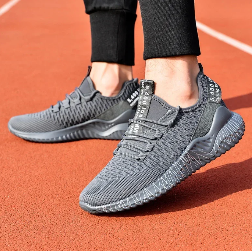 Leichte Herrensneaker mit dekorativer Sohle