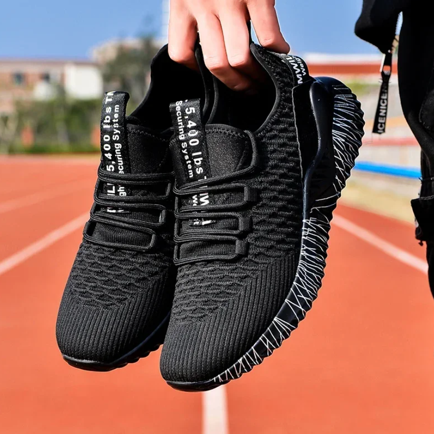 Leichte Herrensneaker mit dekorativer Sohle