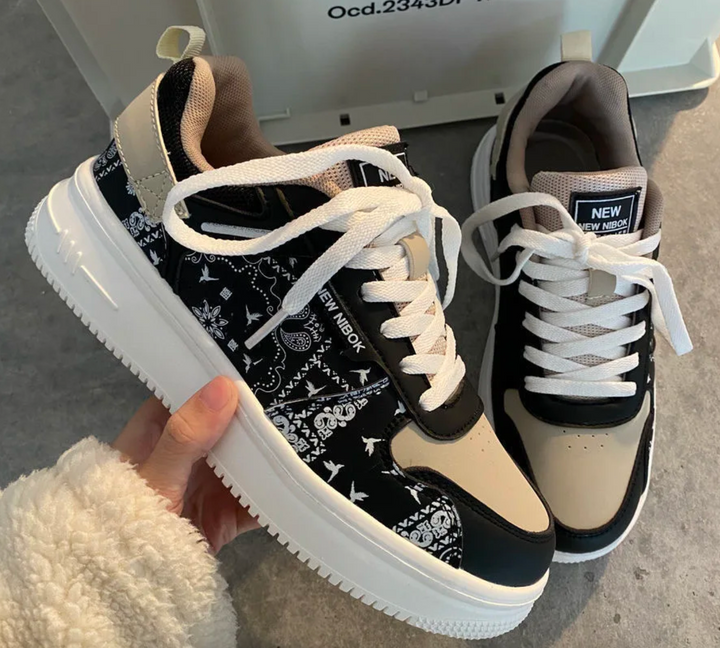 Damen-Sneaker mit kontrastierenden Mustern und dicken Sohlen