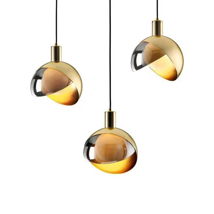 Moderne LED-Pendelleuchte mit Glasschirm in Gold und Rauchglas