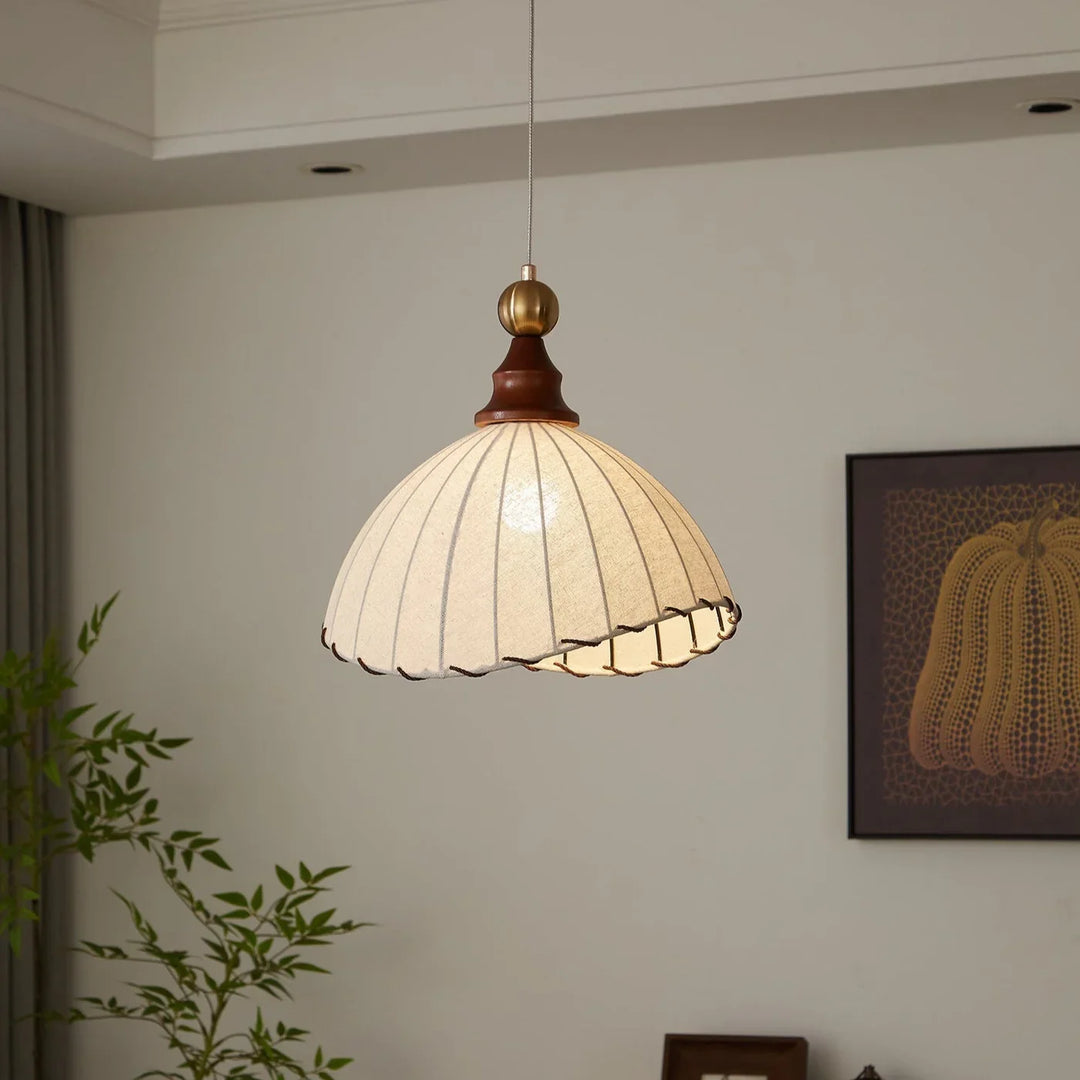 Retro-Pendelleuchte mit Seidenschirm und Holzdetails