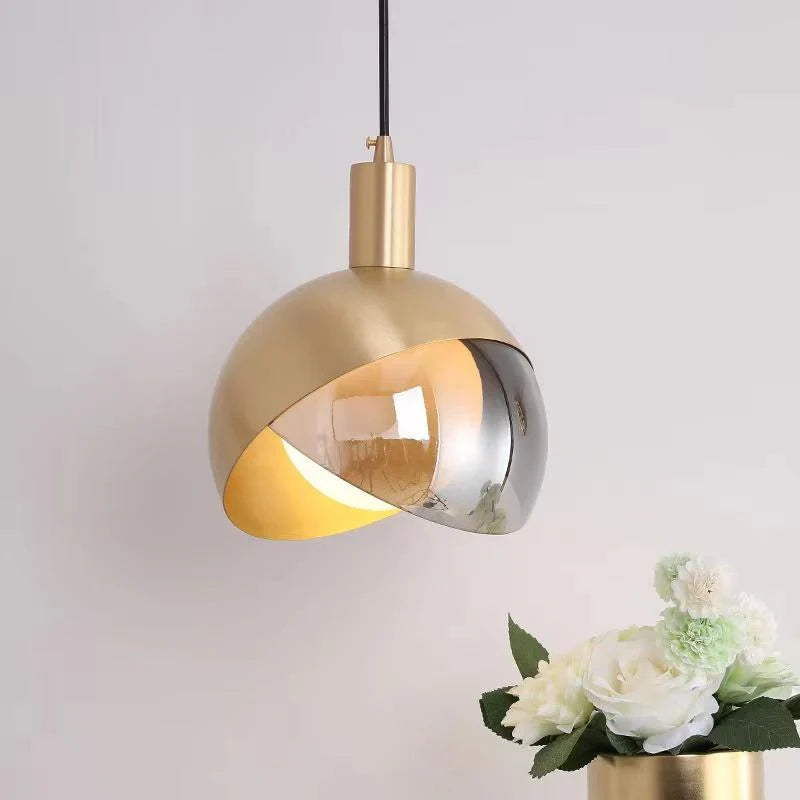 Moderne LED-Pendelleuchte mit Glasschirm in Gold und Rauchglas