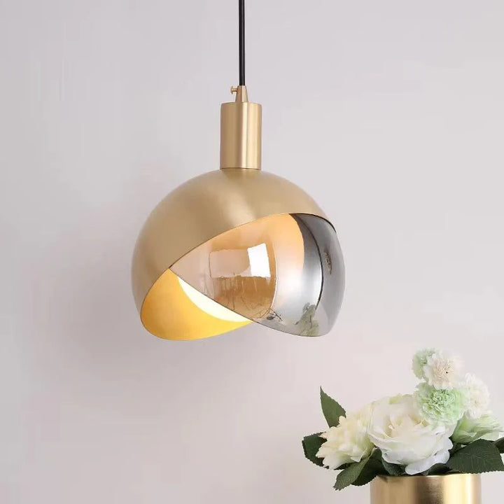 Moderne LED-Pendelleuchte mit Glasschirm in Gold und Rauchglas