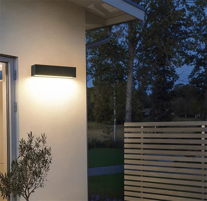 Moderne LED-Wandleuchte für den Aussenbereich – minimalistisches Design