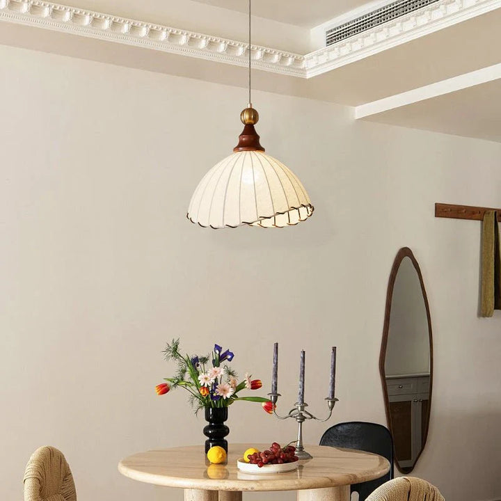 Retro-Pendelleuchte mit Seidenschirm und Holzdetails