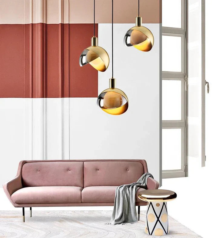 Moderne LED-Pendelleuchte mit Glasschirm in Gold und Rauchglas