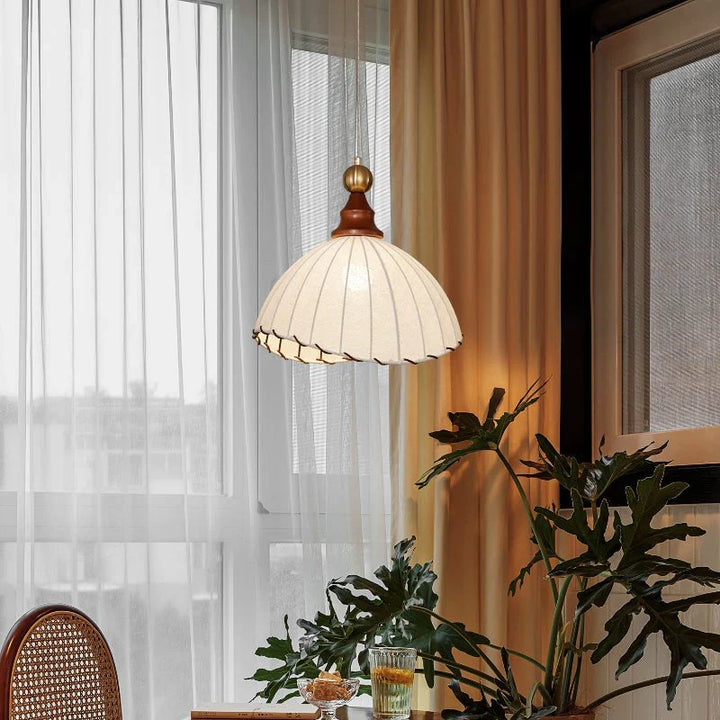 Retro-Pendelleuchte mit Seidenschirm und Holzdetails