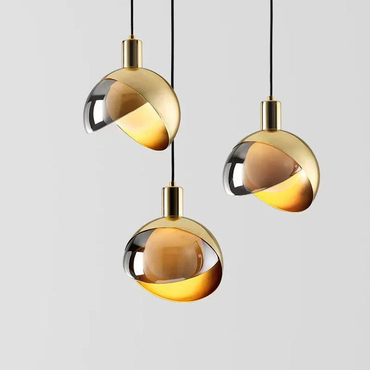 Moderne LED-Pendelleuchte mit Glasschirm in Gold und Rauchglas