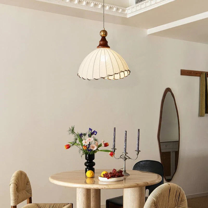 Retro-Pendelleuchte mit Seidenschirm und Holzdetails