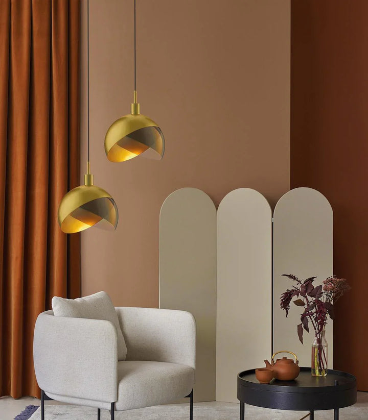 Moderne LED-Pendelleuchte mit Glasschirm in Gold und Rauchglas