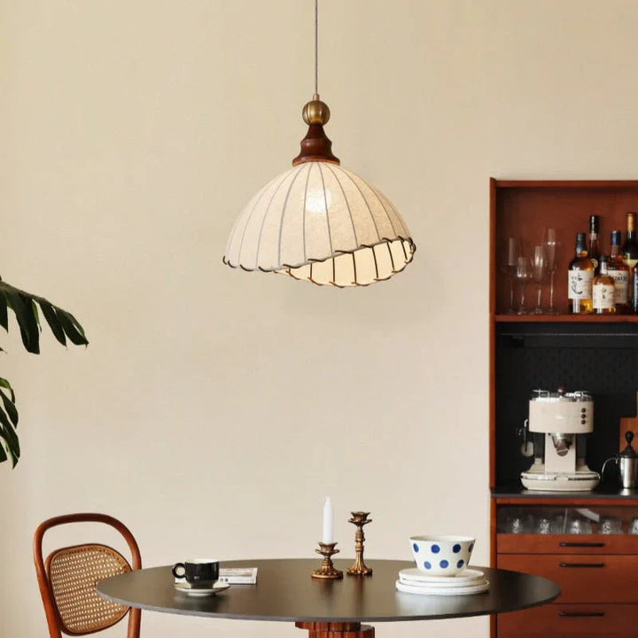 Retro-Pendelleuchte mit Seidenschirm und Holzdetails
