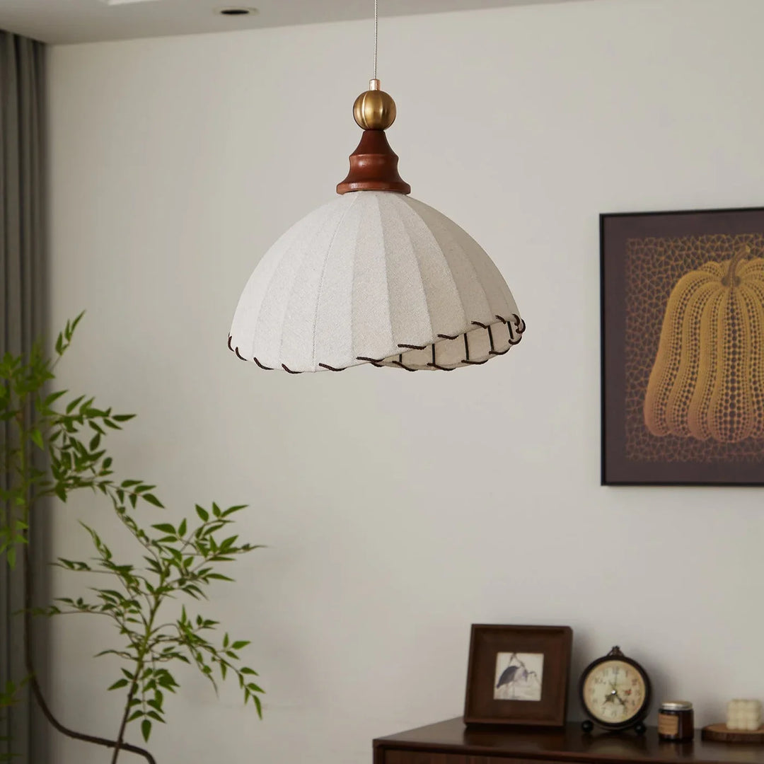 Retro-Pendelleuchte mit Seidenschirm und Holzdetails