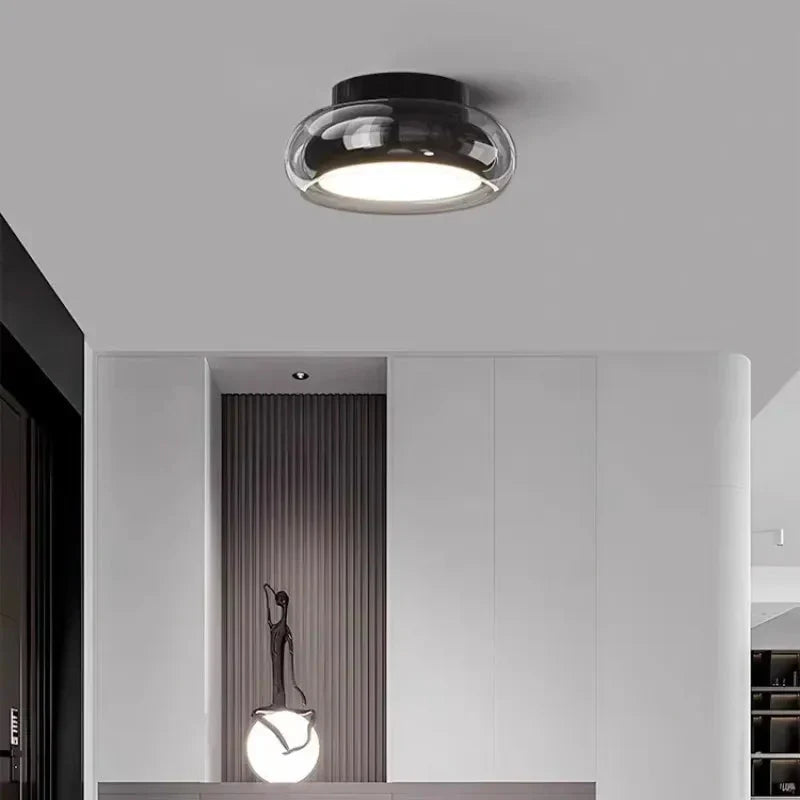 Moderne Deckenleuchte mit Glasschirm