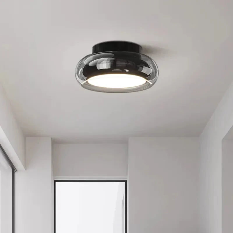Moderne Deckenleuchte mit Glasschirm