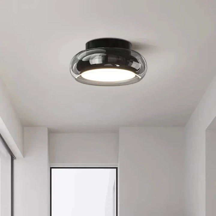 Moderne Deckenleuchte mit Glasschirm
