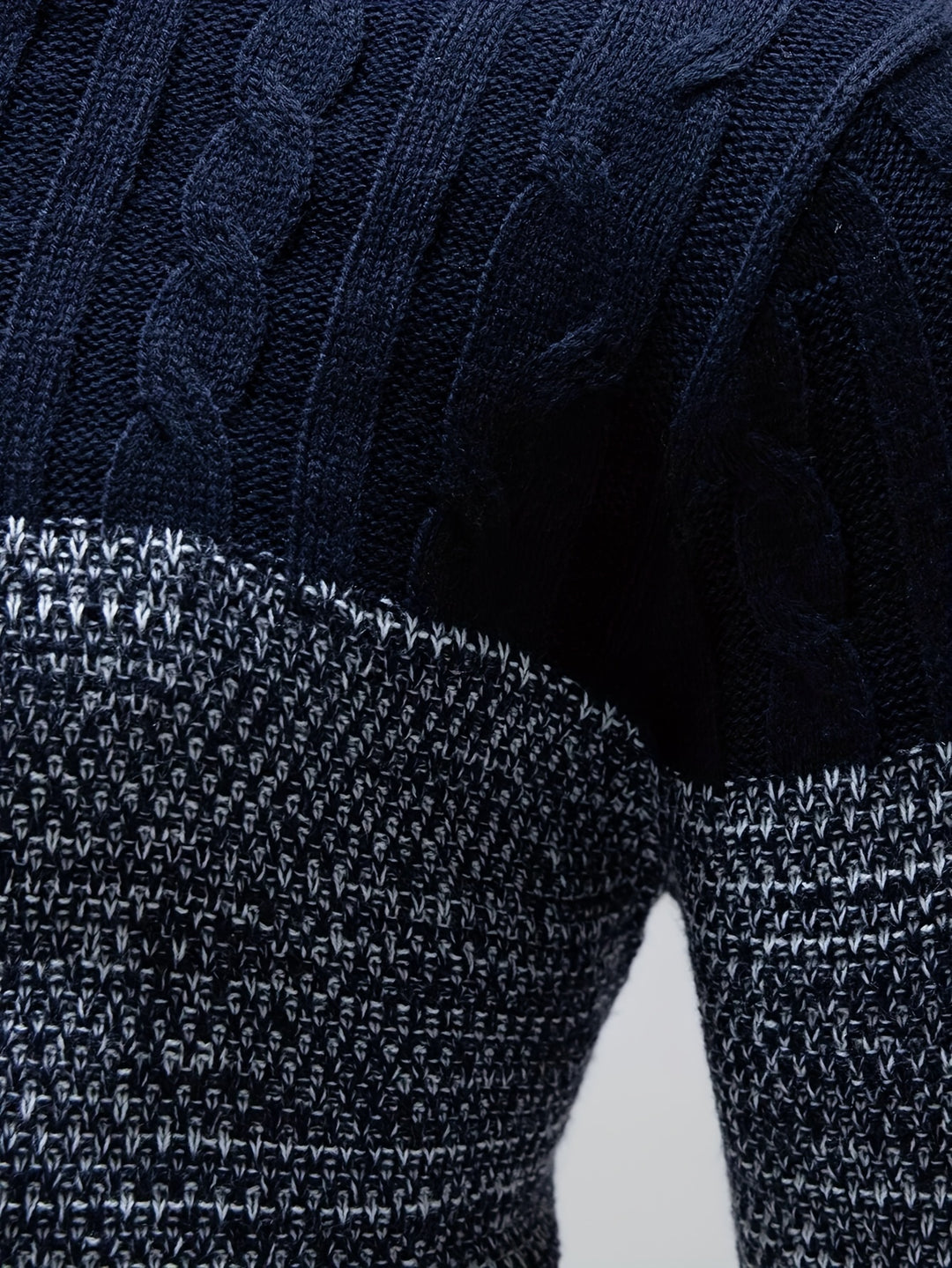 Herrenpullover mit Farbverlauf und gerippten Abschlüssen
