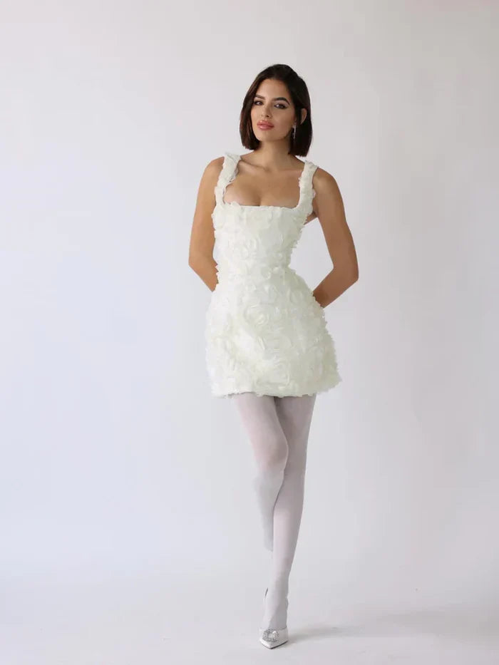 Kurzes 3D-Kleid mit Blumenapplikationen und Square-Neck