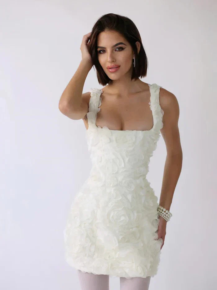 Kurzes 3D-Kleid mit Blumenapplikationen und Square-Neck
