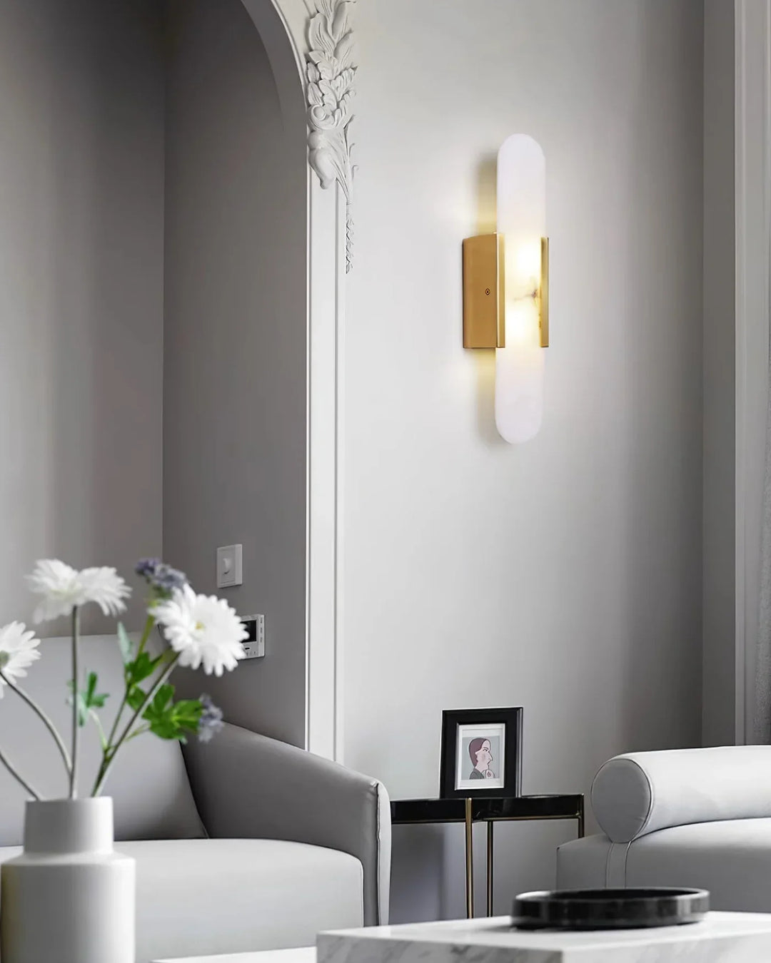 Moderne Wandleuchte mit Alabaster und goldenen Details