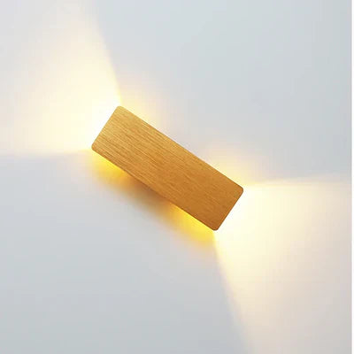 Moderne LED-Wandleuchte mit Licht oben und unten