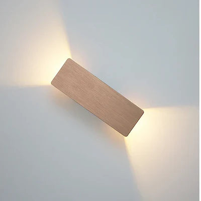 Moderne LED-Wandleuchte mit Licht oben und unten