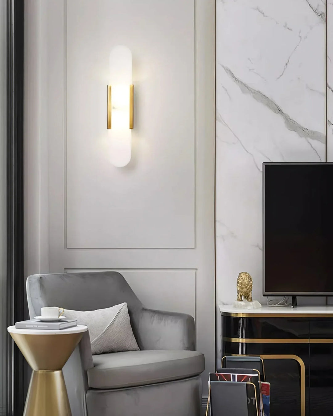 Moderne Wandleuchte mit Alabaster und goldenen Details