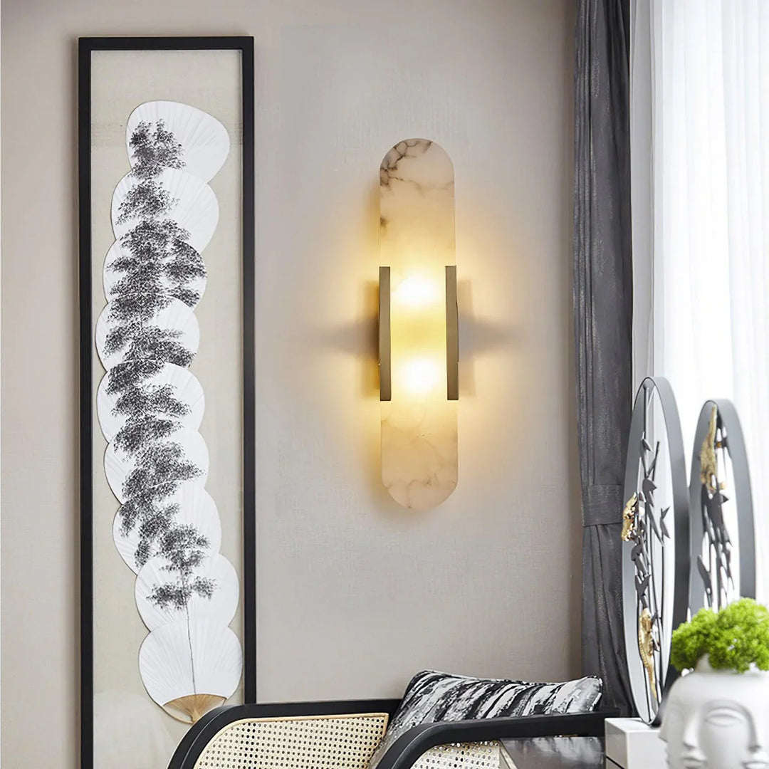 Moderne Wandleuchte mit Alabaster und goldenen Details