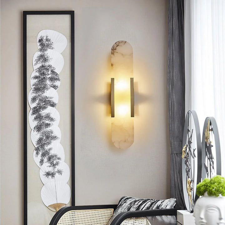 Moderne Wandleuchte mit Alabaster und goldenen Details