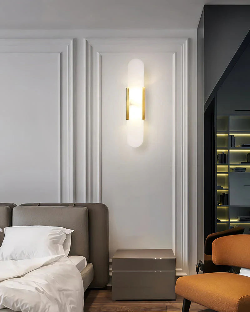 Moderne Wandleuchte mit Alabaster und goldenen Details