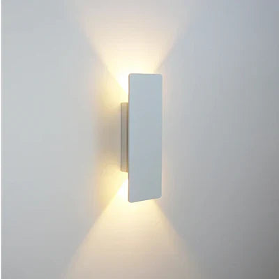 Moderne LED-Wandleuchte mit Licht oben und unten