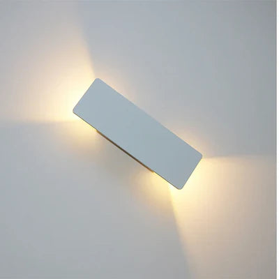 Moderne LED-Wandleuchte mit Licht oben und unten