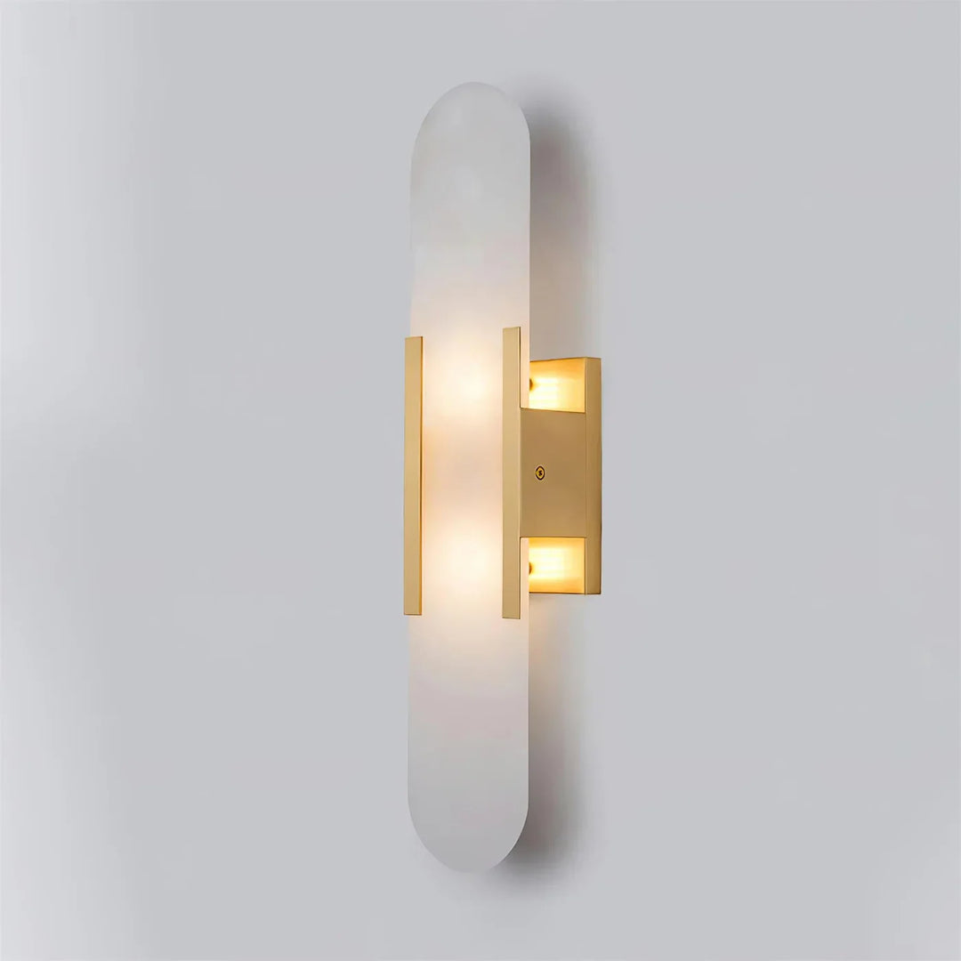 Moderne Wandleuchte mit Alabaster und goldenen Details