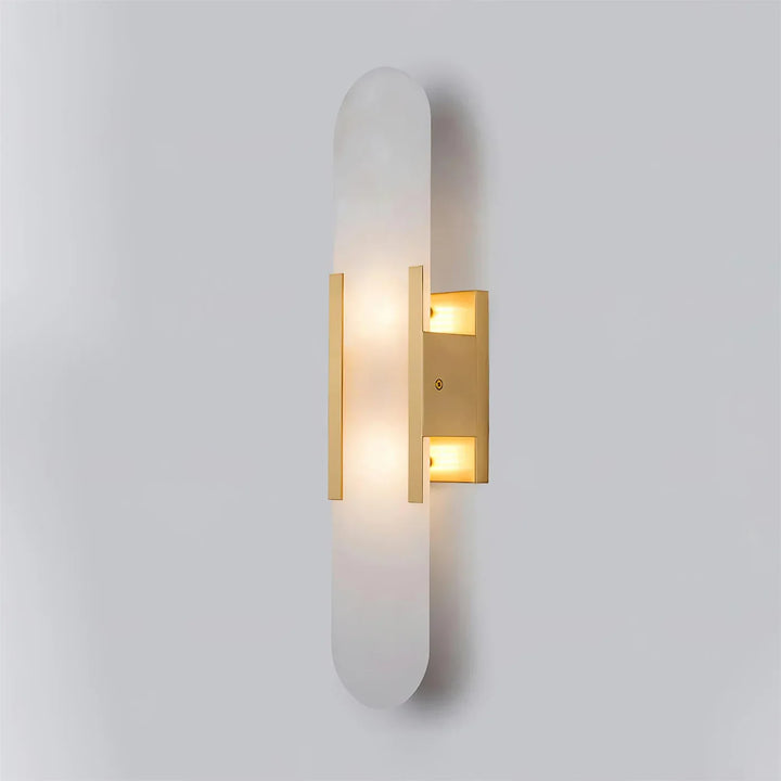 Moderne Wandleuchte mit Alabaster und goldenen Details