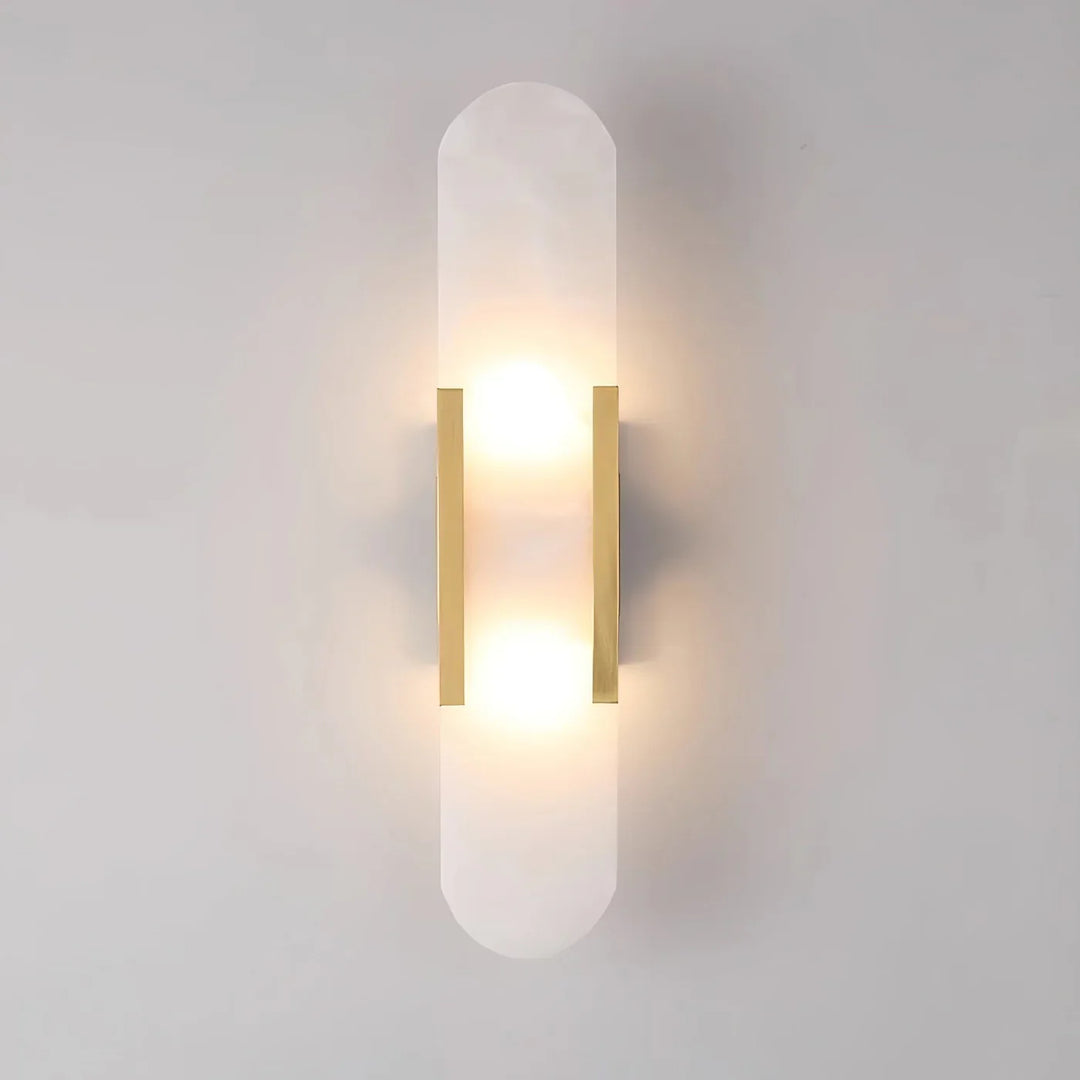 Moderne Wandleuchte mit Alabaster und goldenen Details