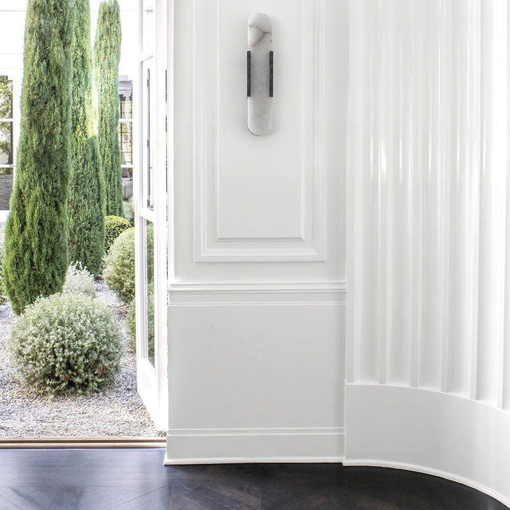 Moderne Wandleuchte mit Alabaster und goldenen Details