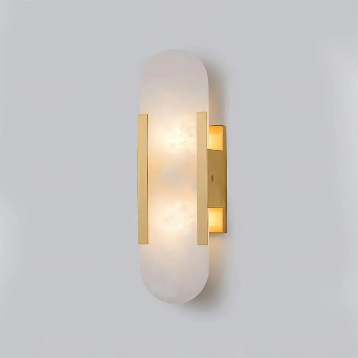 Moderne Wandleuchte mit Alabaster und goldenen Details