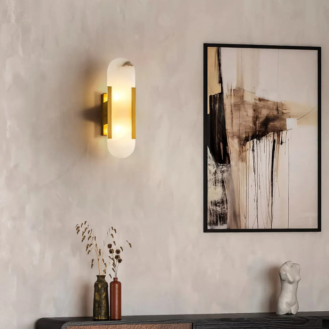 Moderne Wandleuchte mit Alabaster und goldenen Details