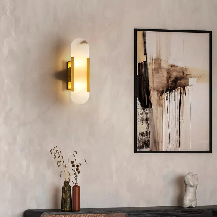 Moderne Wandleuchte mit Alabaster und goldenen Details