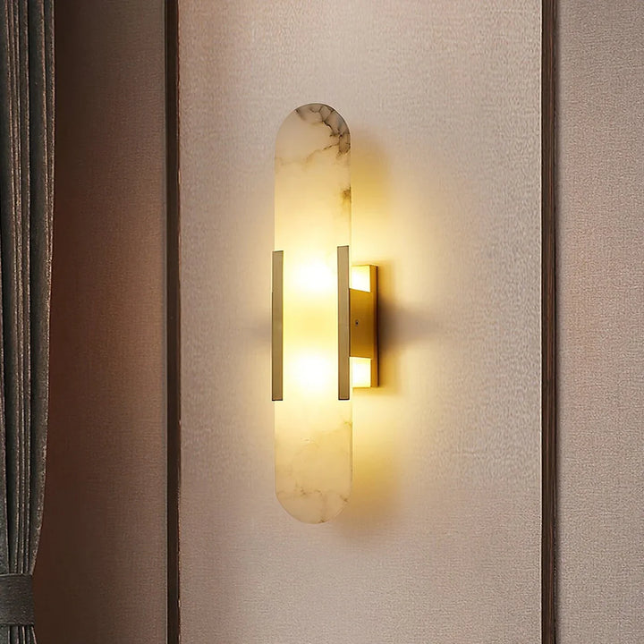 Moderne Wandleuchte mit Alabaster und goldenen Details