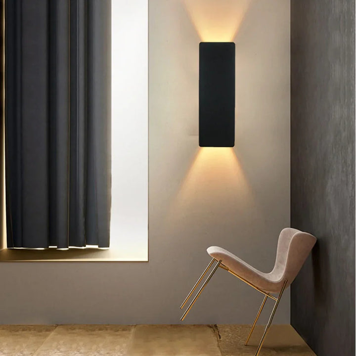 Moderne LED-Wandleuchte mit Licht oben und unten