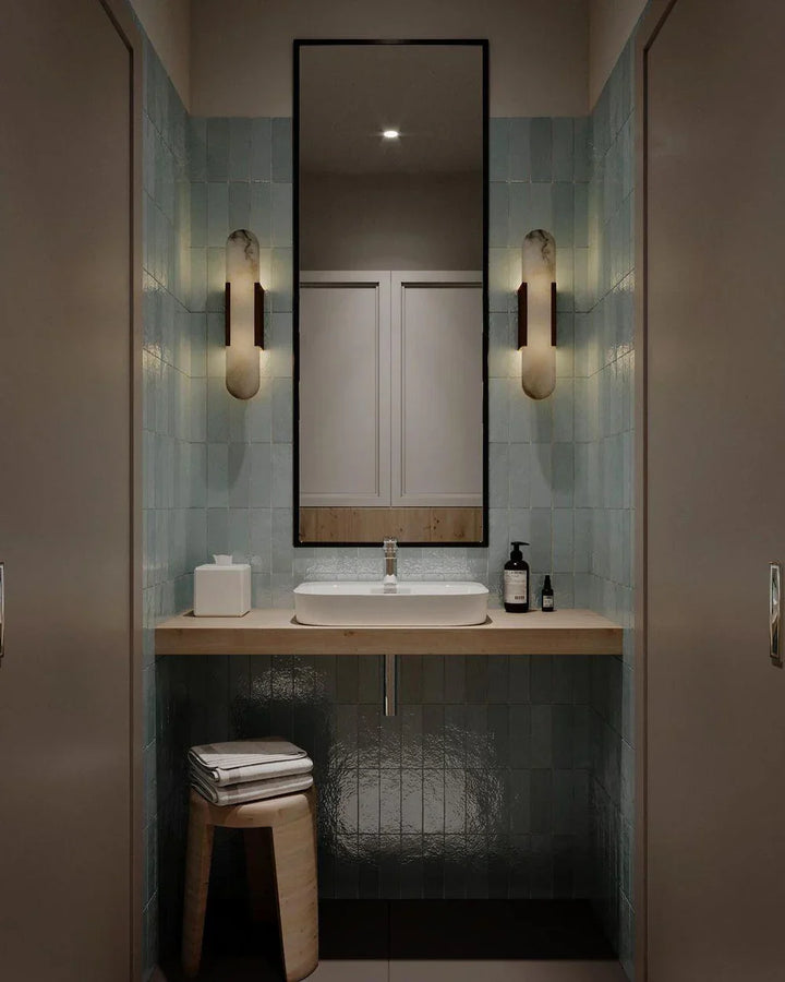 Moderne Wandleuchte mit Alabaster und goldenen Details