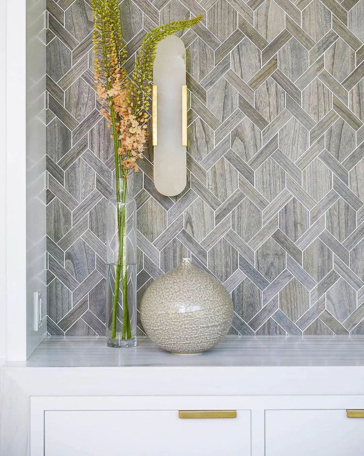 Moderne Wandleuchte mit Alabaster und goldenen Details