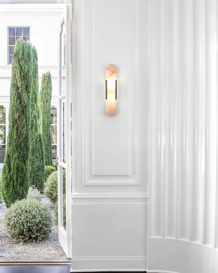 Moderne Wandleuchte mit Alabaster und goldenen Details