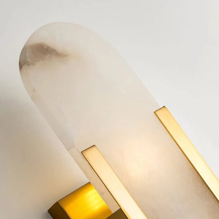Moderne Wandleuchte mit Alabaster und goldenen Details