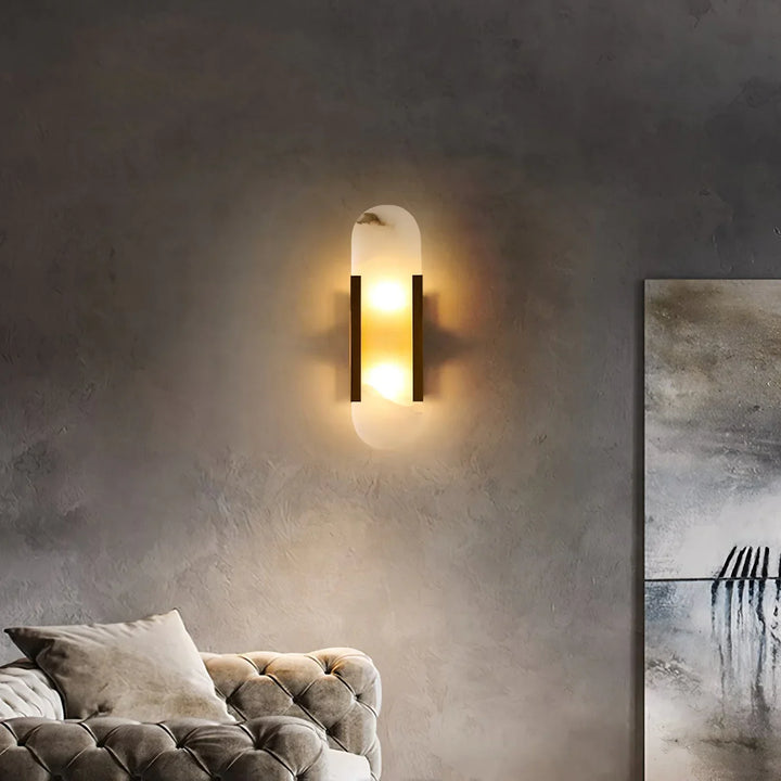 Moderne Wandleuchte mit Alabaster und goldenen Details