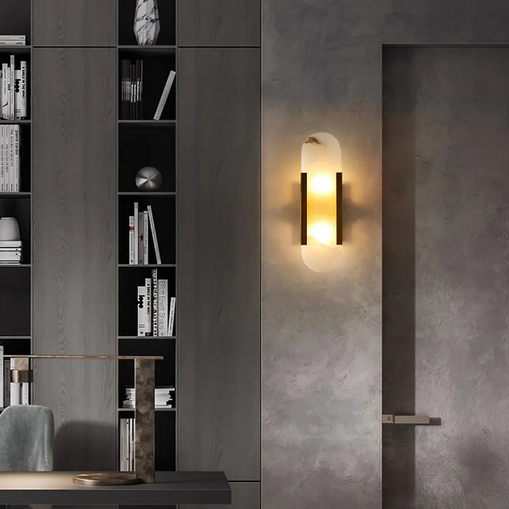Moderne Wandleuchte mit Alabaster und goldenen Details